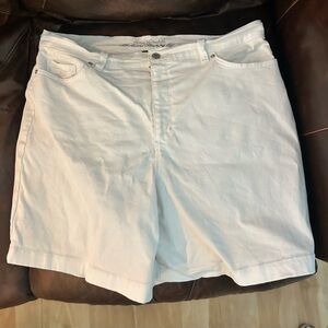 Gloria Vanderbilt Cream Women's Bermudas